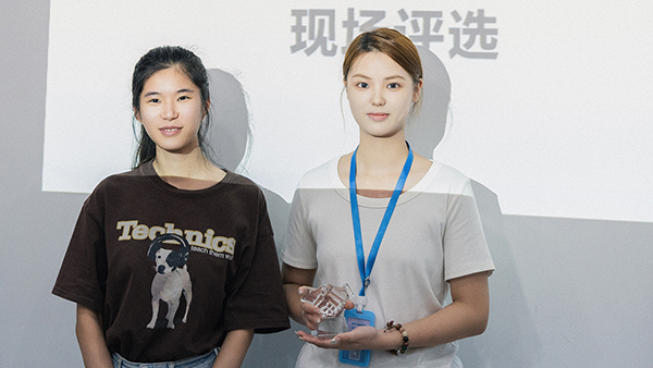 莉琼得奖.png